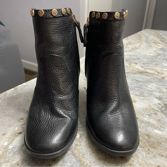 TORY BURCH Mae Black Pebbled Leather Logo-Studded Ankle Boot Bootie Size 5.5M - Picture 2 of 14